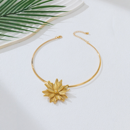 Simple yet striking geometric three-dimensional design, versatile sunflower pendant choker, women's jewelry, banquet gift.