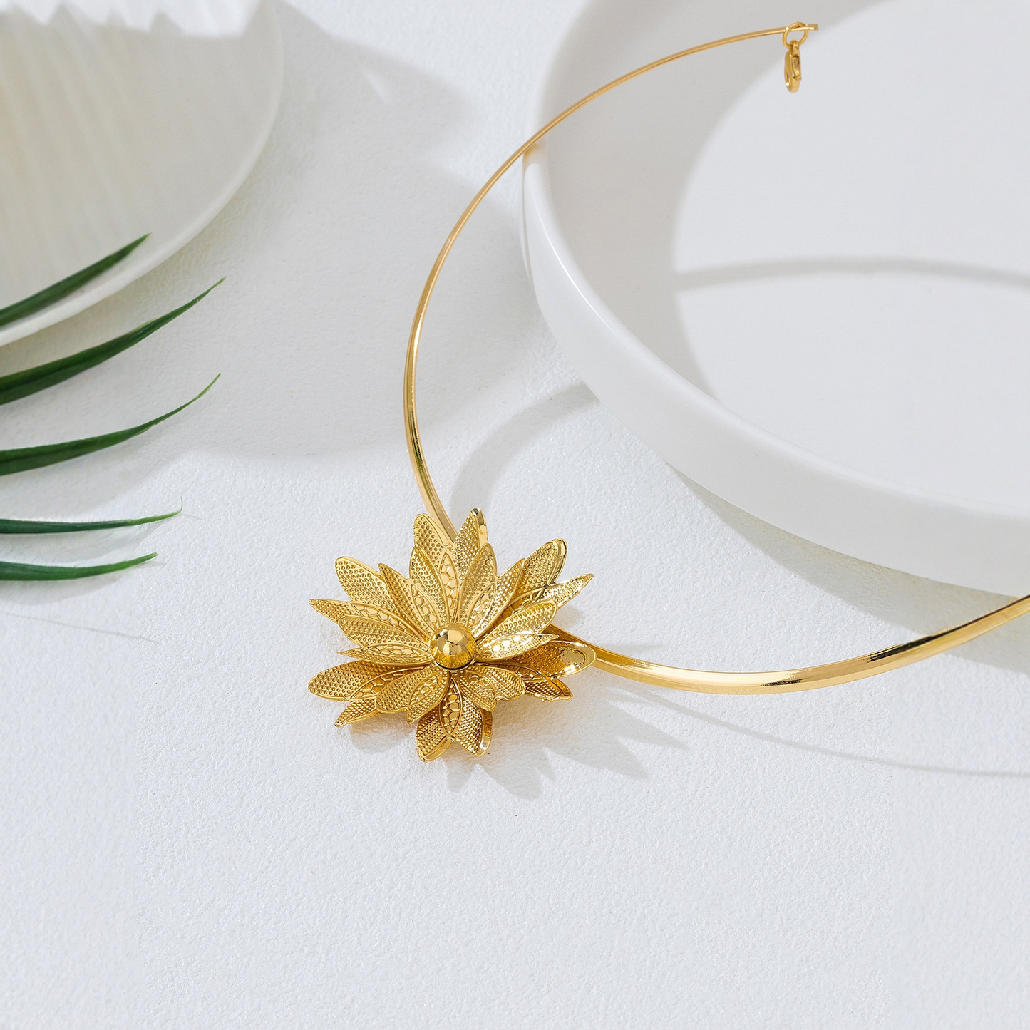 Simple yet striking geometric three-dimensional design, versatile sunflower pendant choker, women's jewelry, banquet gift.