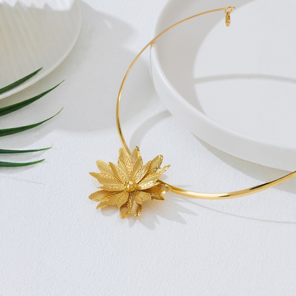 Simple yet striking geometric three-dimensional design, versatile sunflower pendant choker, women's jewelry, banquet gift.