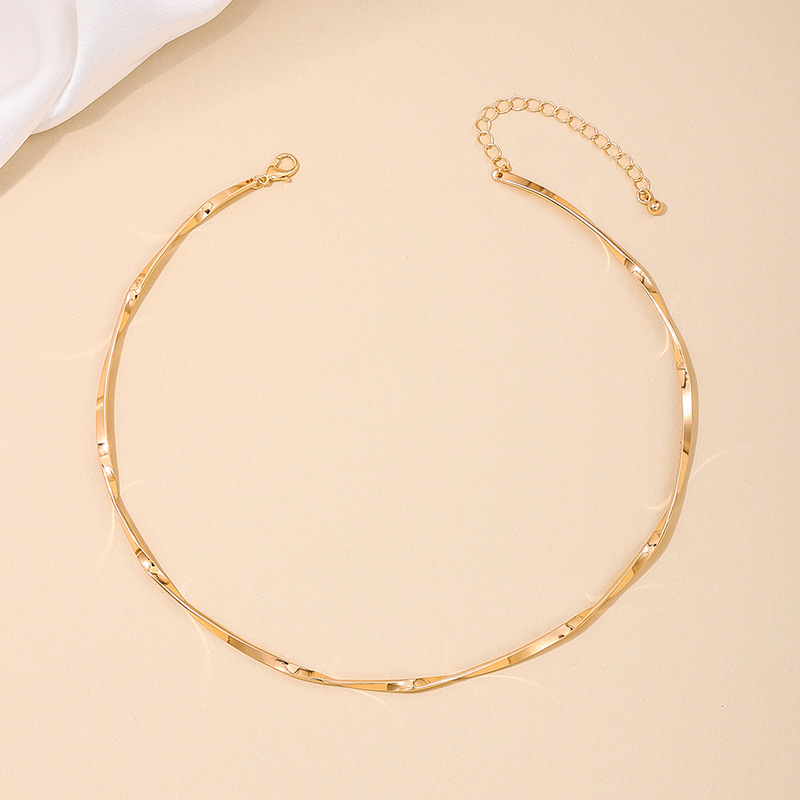 Minimalist, minimalist, and cool-style metal braided necklace/choker for everyday wear - trendy and cool.