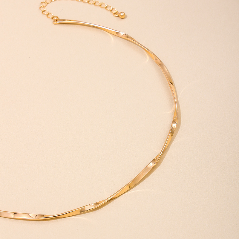 Minimalist, minimalist, and cool-style metal braided necklace/choker for everyday wear - trendy and cool.
