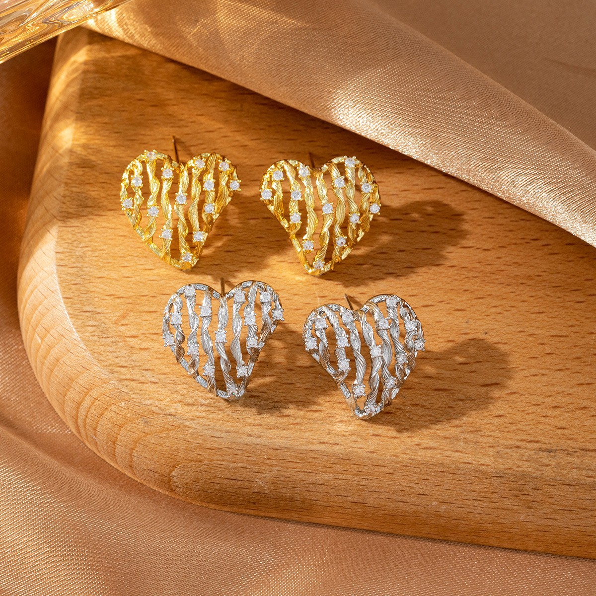 Eternal Heart Micro-painted Openwork Leaf Earrings for Women, Set with Copper and Zircon, Exquisite and Delicate Design, Small and Unique Earring Accessories