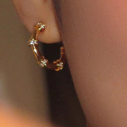 Solid gold C-shaped earrings with zircon inlay, bamboo-shaped circle design, understated luxury and fashionable stud earrings.