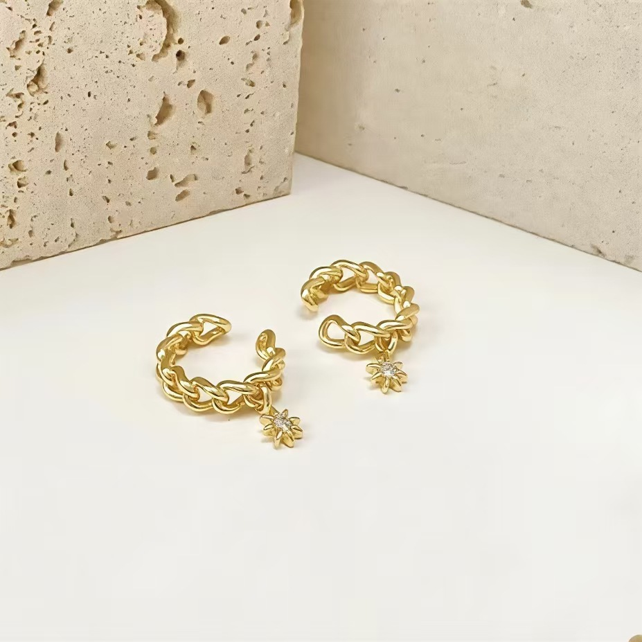 Popular European and  style ear clips for women: fresh and elegant design, cool and stylish hip-hop fashion, chain ear clips, trendy for those without pierced ears.