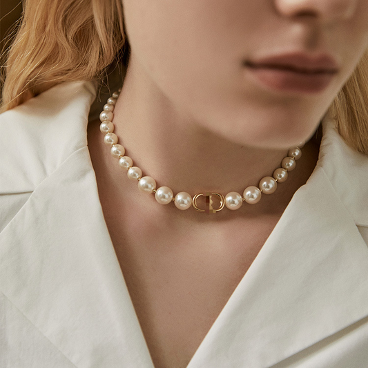 Retro pearl necklace – a stylish, luxury, and niche piece with a high-end design. Ideal as a collar necklace or a charm to be worn around the collarbone.