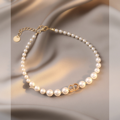 Retro pearl necklace – a stylish, luxury, and niche piece with a high-end design. Ideal as a collar necklace or a charm to be worn around the collarbone.
