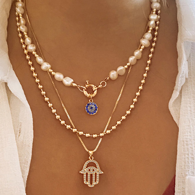 New pearl necklace with a diamond-encrusted pendant – a stylish, premium, and somewhat over-the-top accessory for women.