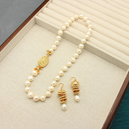 A niche, retro-style gold necklace featuring an embossed moon design, along with natural pearls – a stylish and luxurious accessory for women, ideal for adding an elegant touch to any outfit. Also available as earrings or a collarbone chain.