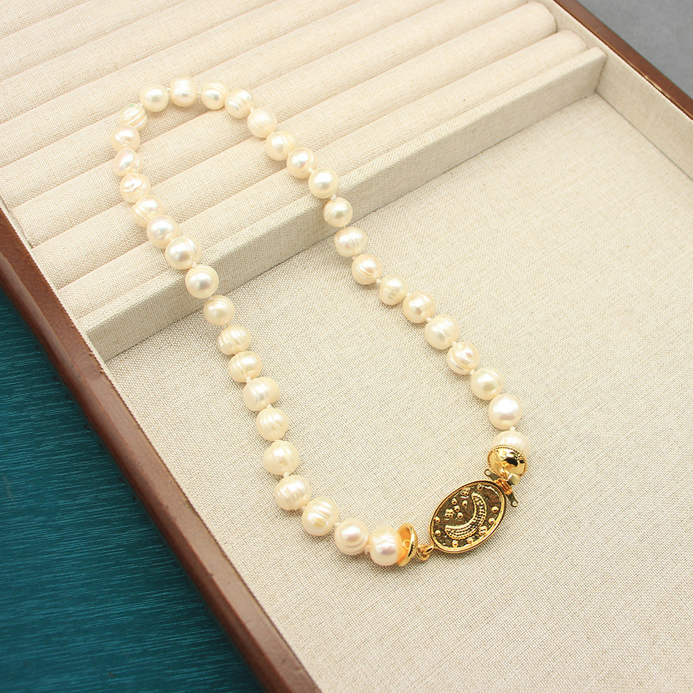 A niche, retro-style gold necklace featuring an embossed moon design, along with natural pearls – a stylish and luxurious accessory for women, ideal for adding an elegant touch to any outfit. Also available as earrings or a collarbone chain.