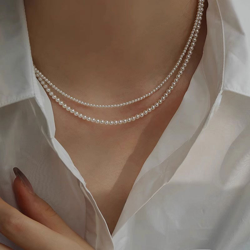 Mother-of-pearl necklace exudes a sense of luxury; its bright-colored beads create a dazzling and elegant look when worn around the collarbone.