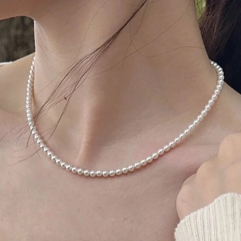 Mother-of-pearl necklace exudes a sense of luxury; its bright-colored beads create a dazzling and elegant look when worn around the collarbone.
