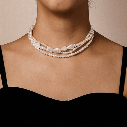 Retro-style pearl-inspired necklace design with layered chains and a collarbone-length style – a simple yet sophisticated necklace.