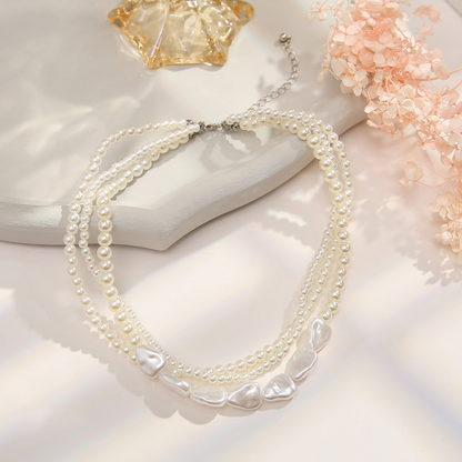 Retro-style pearl-inspired necklace design with layered chains and a collarbone-length style – a simple yet sophisticated necklace.
