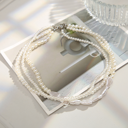 Retro-style pearl-inspired necklace design with layered chains and a collarbone-length style – a simple yet sophisticated necklace.