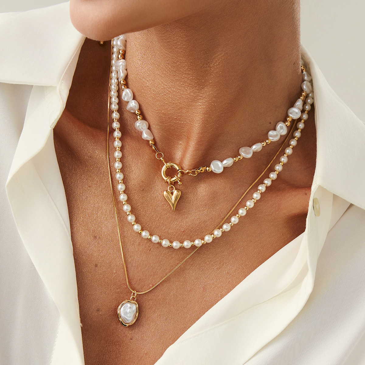 Fashionable multi-layer jewelry set with pearl-inspired heart-shaped pendants in a Baroque style – a luxurious and elegant women's necklace.