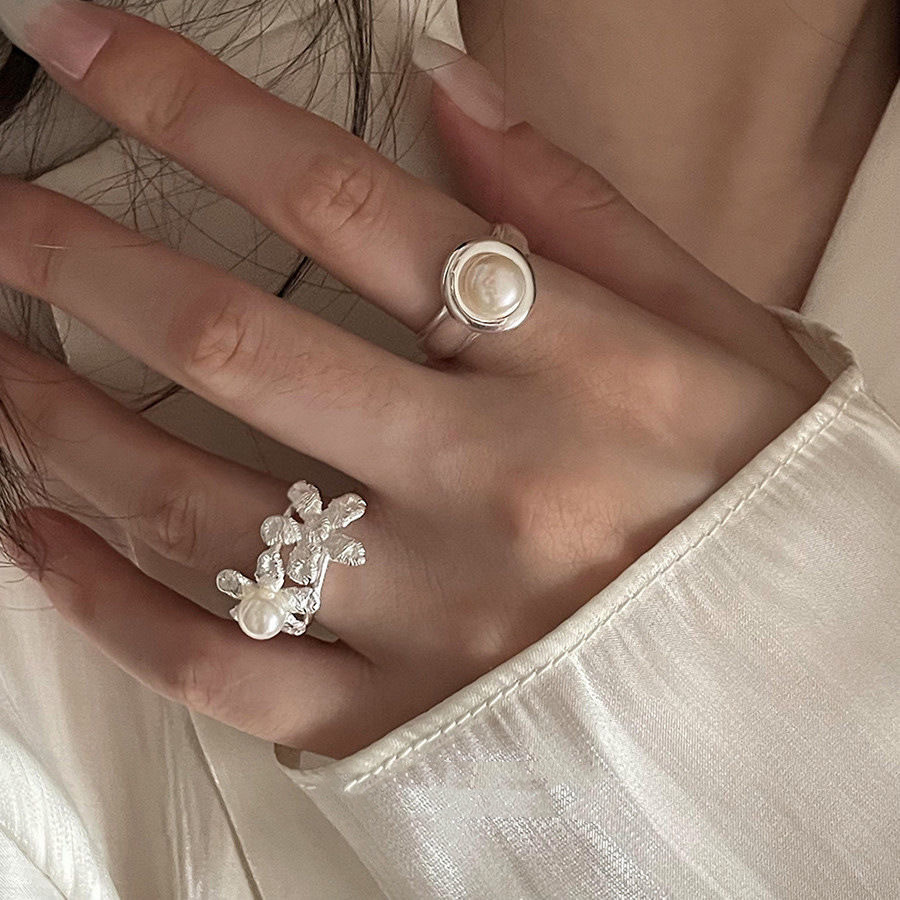 Woven flower pattern, pearl-inspired ring – a stylish and feminine piece that exudes elegance. Perfect for finger rings or ring fingers, this trendy design is sure to become a favorite.