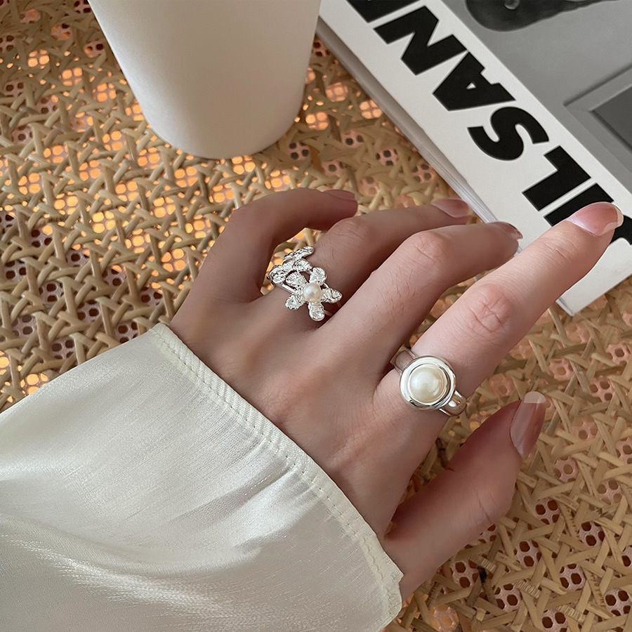 Woven flower pattern, pearl-inspired ring – a stylish and feminine piece that exudes elegance. Perfect for finger rings or ring fingers, this trendy design is sure to become a favorite.