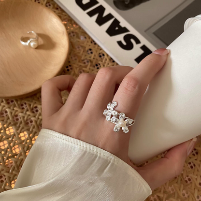 Woven flower pattern, pearl-inspired ring – a stylish and feminine piece that exudes elegance. Perfect for finger rings or ring fingers, this trendy design is sure to become a favorite.