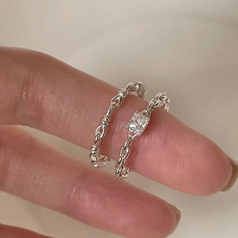 This ring features an adjustable design, making it suitable for those with thicker fingers. It is a delicate and stylish option, ideal for wearing on the index finger.