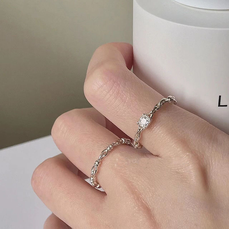 This ring features an adjustable design, making it suitable for those with thicker fingers. It is a delicate and stylish option, ideal for wearing on the index finger.
