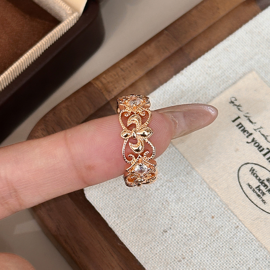 A stylish and elegant ring featuring golden irises in a vintage style – an antique-inspired ring designed for women.