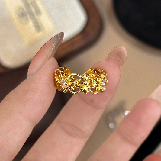 A stylish and elegant ring featuring golden irises in a vintage style – an antique-inspired ring designed for women.