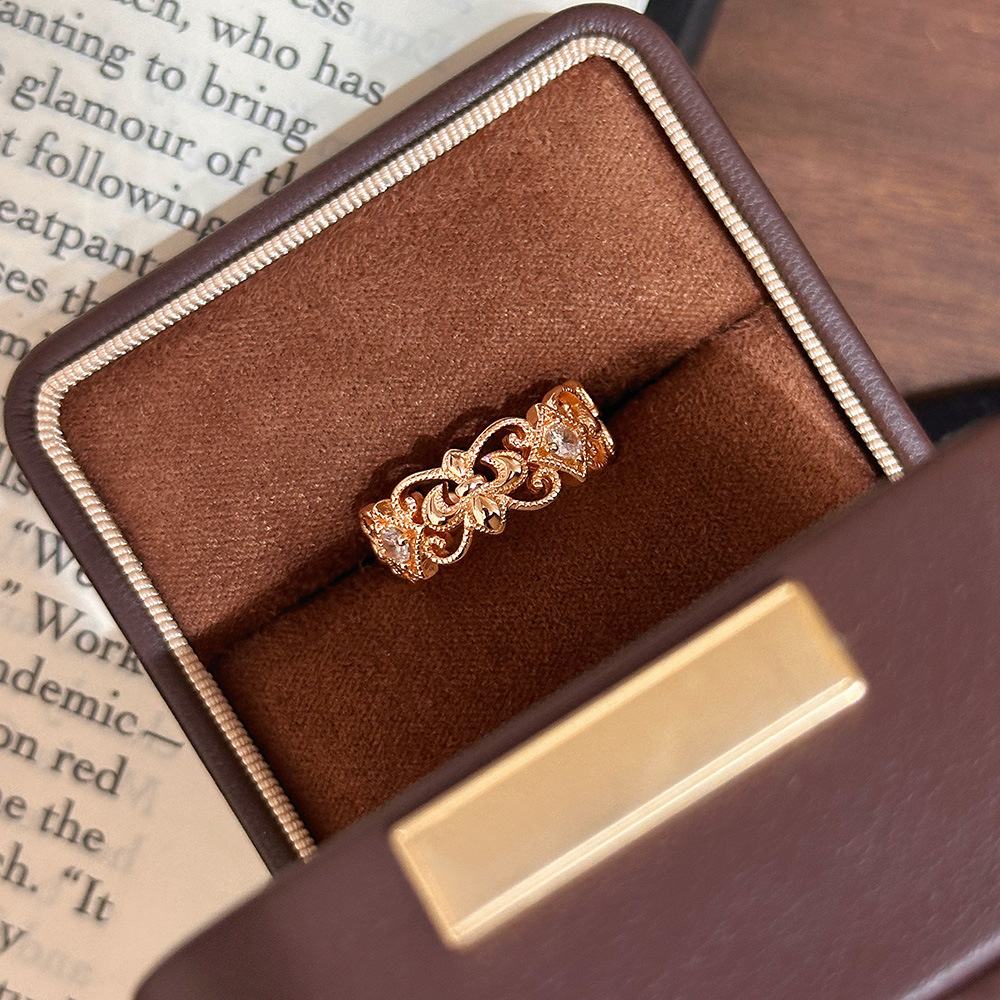 A stylish and elegant ring featuring golden irises in a vintage style – an antique-inspired ring designed for women.