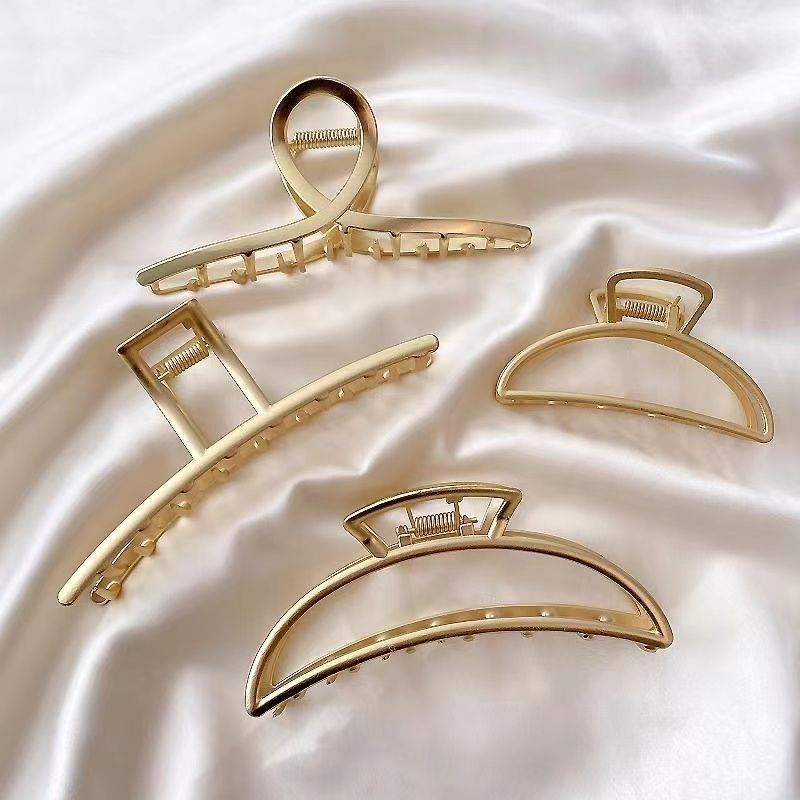 Large metal hair clip, popular shark clip for the back of the head, elegant and stylish hair accessory, simple and sophisticated.