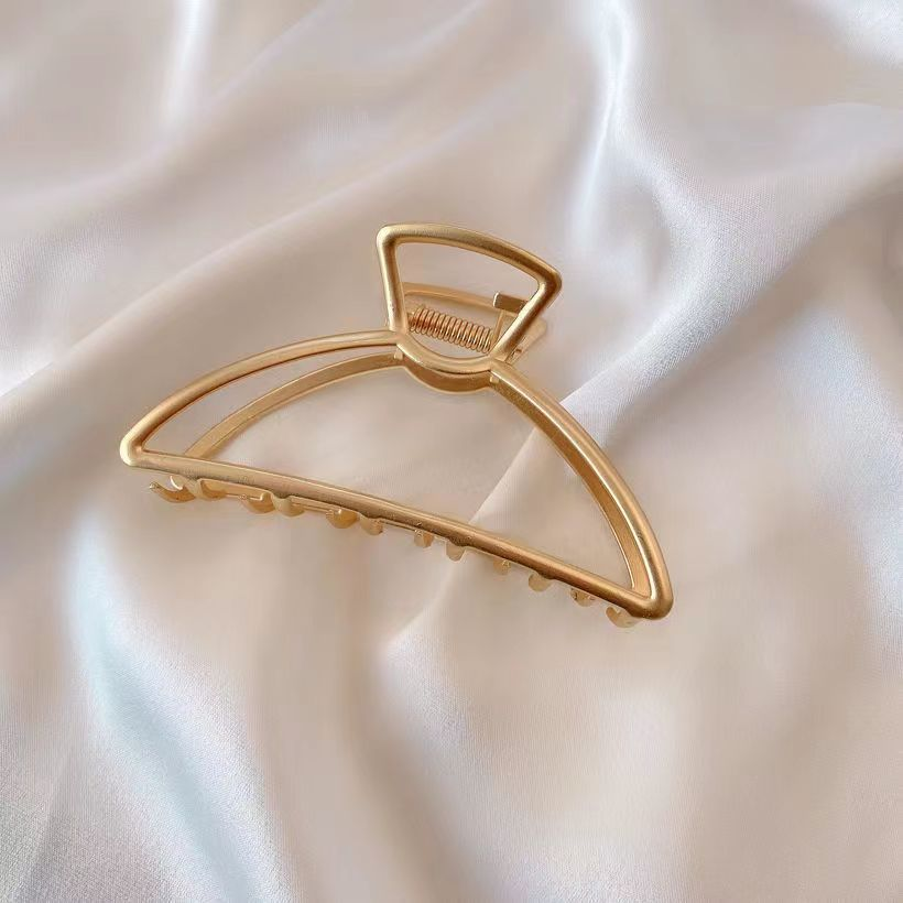 Large metal hair clip, popular shark clip for the back of the head, elegant and stylish hair accessory, simple and sophisticated.