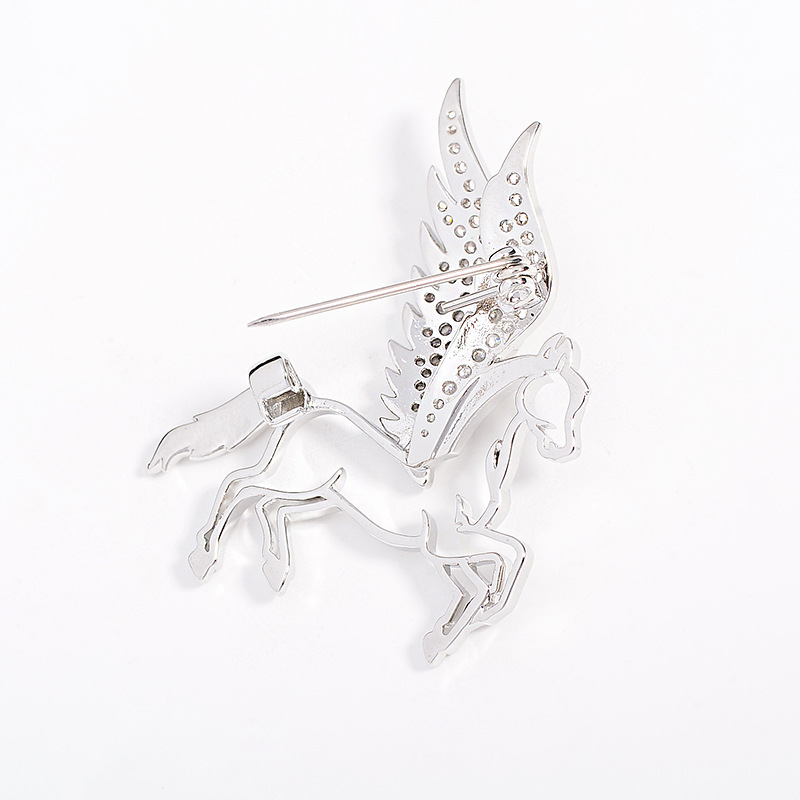 A simple Pegasus brooch, featuring delicate zirconia inlaid hollow designs.