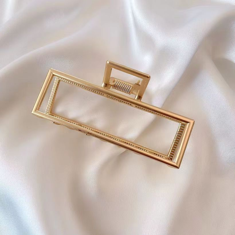 Large metal hair clip, popular shark clip for the back of the head, elegant and stylish hair accessory, simple and sophisticated.