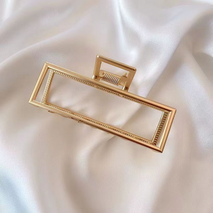 Large metal hair clip, popular shark clip for the back of the head, elegant and stylish hair accessory, simple and sophisticated.