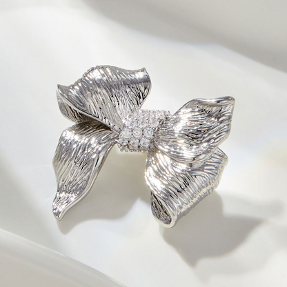 Bow tie brooch and floral pin – new autumn/winter styles for suits