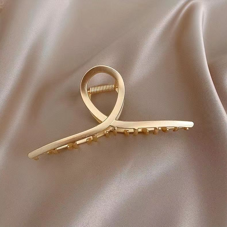Large metal hair clip, popular shark clip for the back of the head, elegant and stylish hair accessory, simple and sophisticated.