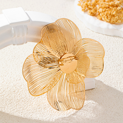Retro-style, elegant and graceful – a brooch adorned with pearl-like simulated flowers