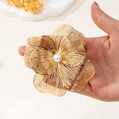 Retro-style, elegant and graceful – a brooch adorned with pearl-like simulated flowers