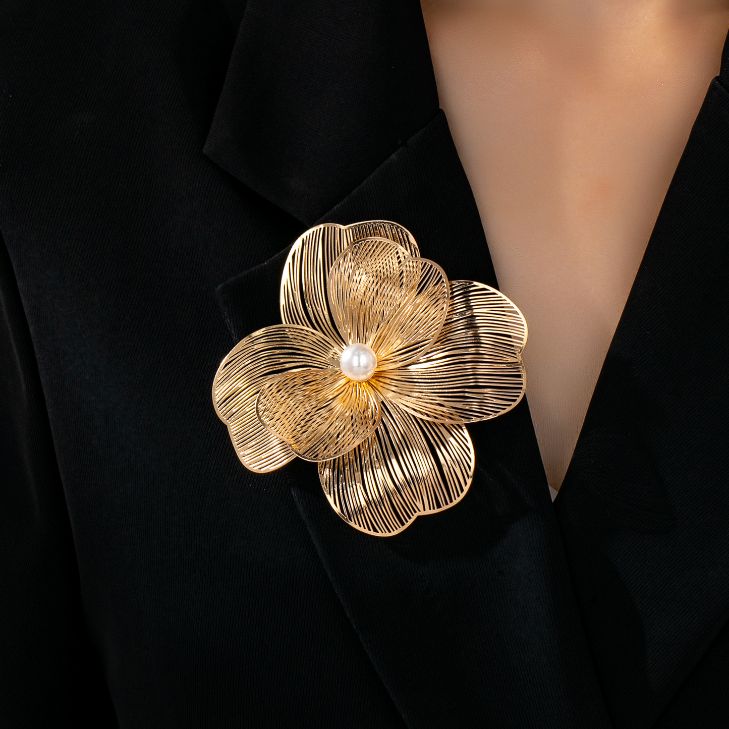 Retro-style, elegant and graceful – a brooch adorned with pearl-like simulated flowers
