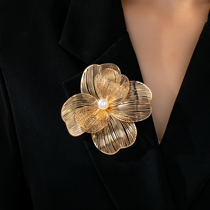 Retro-style, elegant and graceful – a brooch adorned with pearl-like simulated flowers