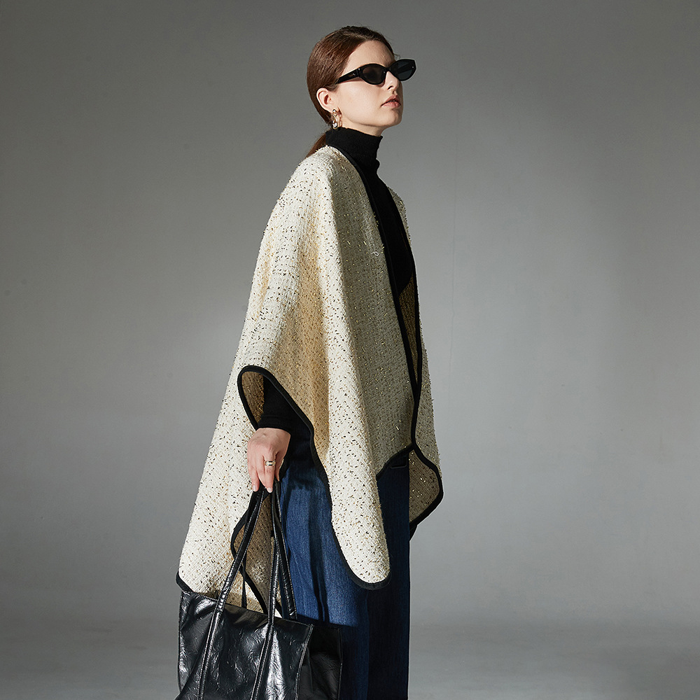 Woolen shawl with gold threads and a delicate fragrance