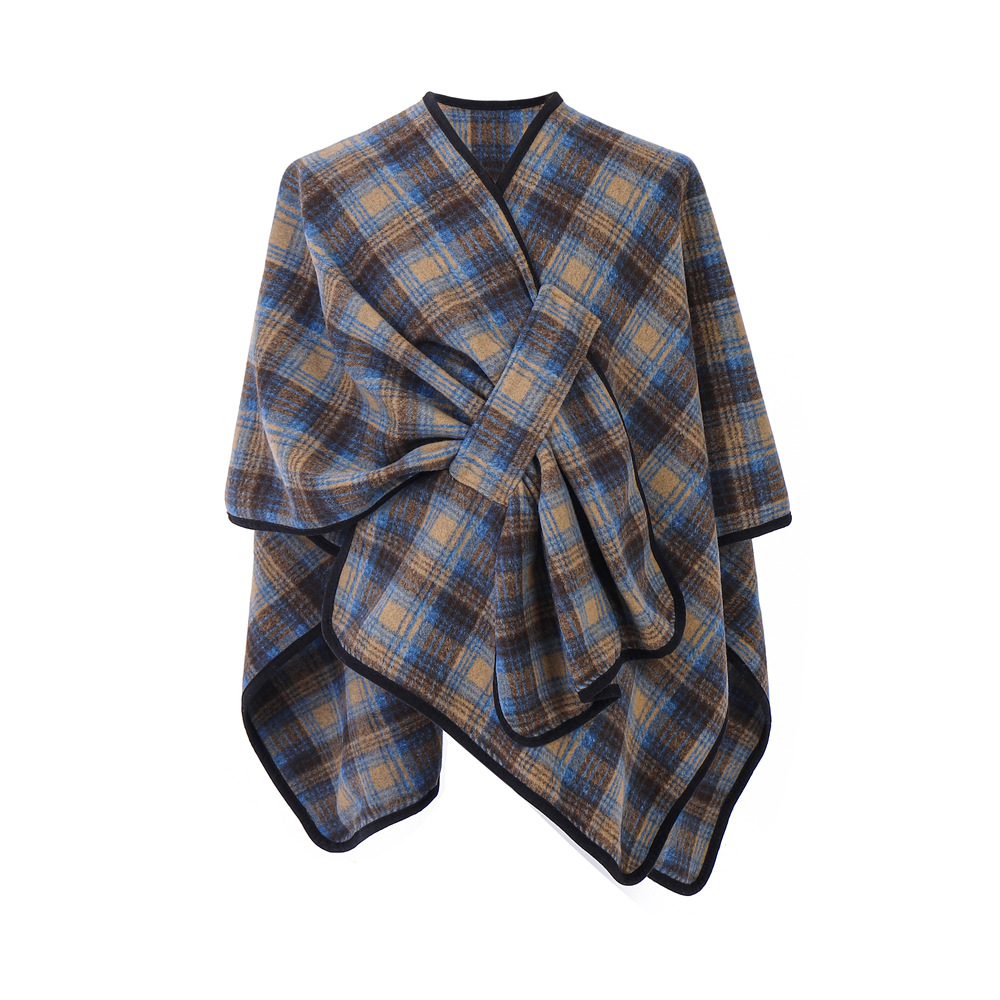 Blue plaid shawl with crossed fastenings