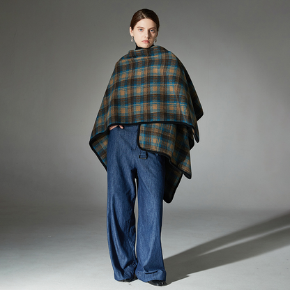 Blue plaid shawl with crossed fastenings