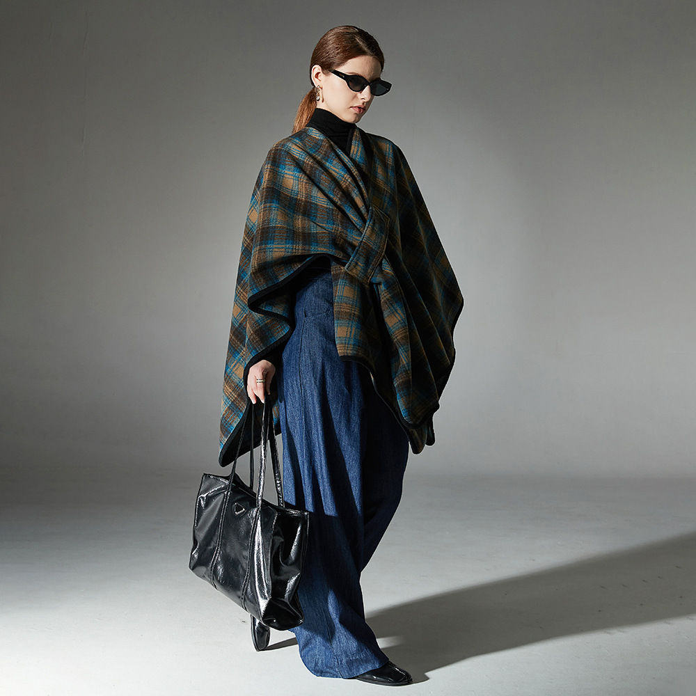 Blue plaid shawl with crossed fastenings