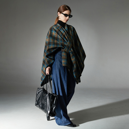 Blue plaid shawl with crossed fastenings