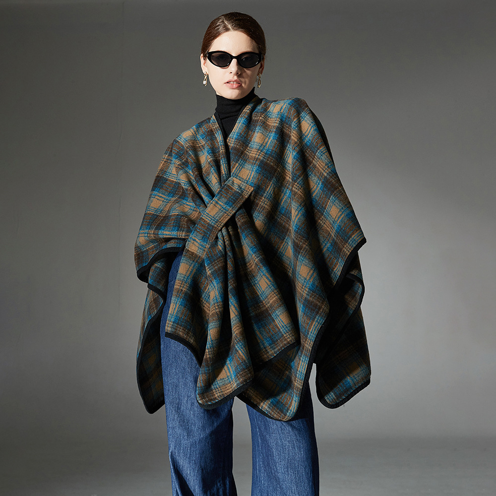 Blue plaid shawl with crossed fastenings