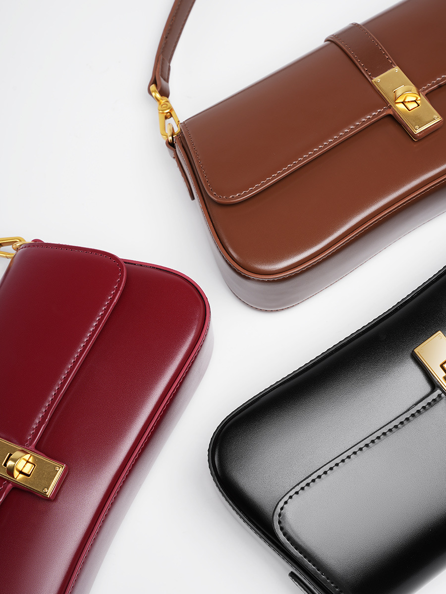 An exclusive bag similar to a French baguette, offering a sophisticated look – a versatile bag that can be carried on one shoulder or slung across the body.
