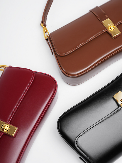 An exclusive bag similar to a French baguette, offering a sophisticated look – a versatile bag that can be carried on one shoulder or slung across the body.
