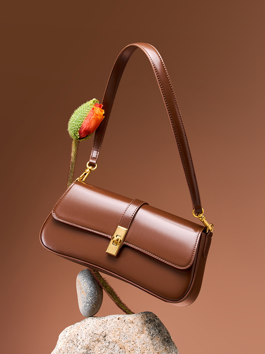 An exclusive bag similar to a French baguette, offering a sophisticated look – a versatile bag that can be carried on one shoulder or slung across the body.