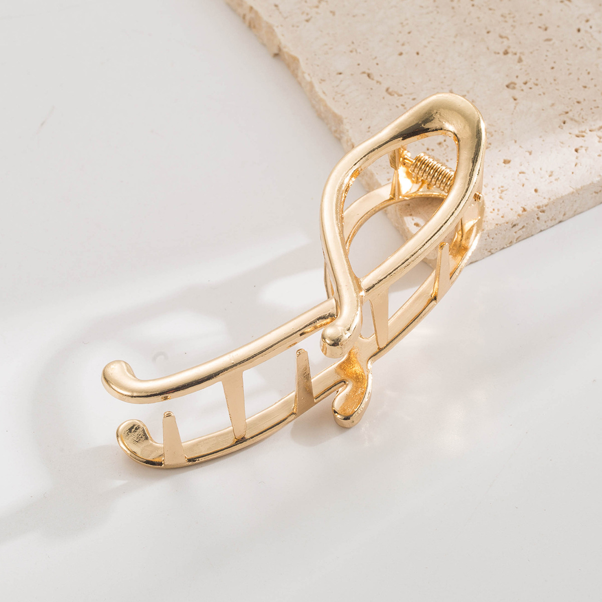 Trendy, unique, niche design, glossy/matte finish, irregular shape, shark clip, minimalist style, hair clip at the back of the head.