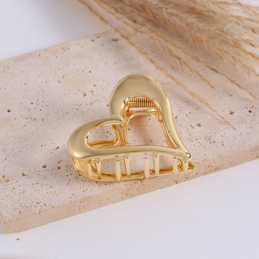 High-end metal heart-shaped hair clip, simple and elegant hollowed-out shark clip, versatile hair accessory for updos, understated luxury.
