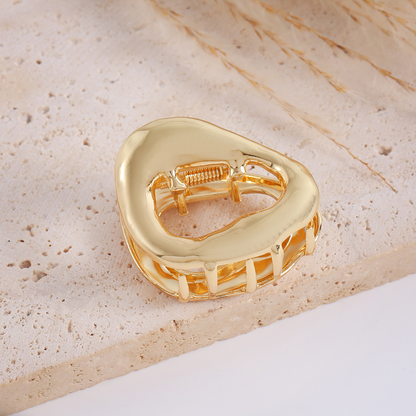High-end metal heart-shaped hair clip, simple and elegant hollowed-out shark clip, versatile hair accessory for updos, understated luxury.